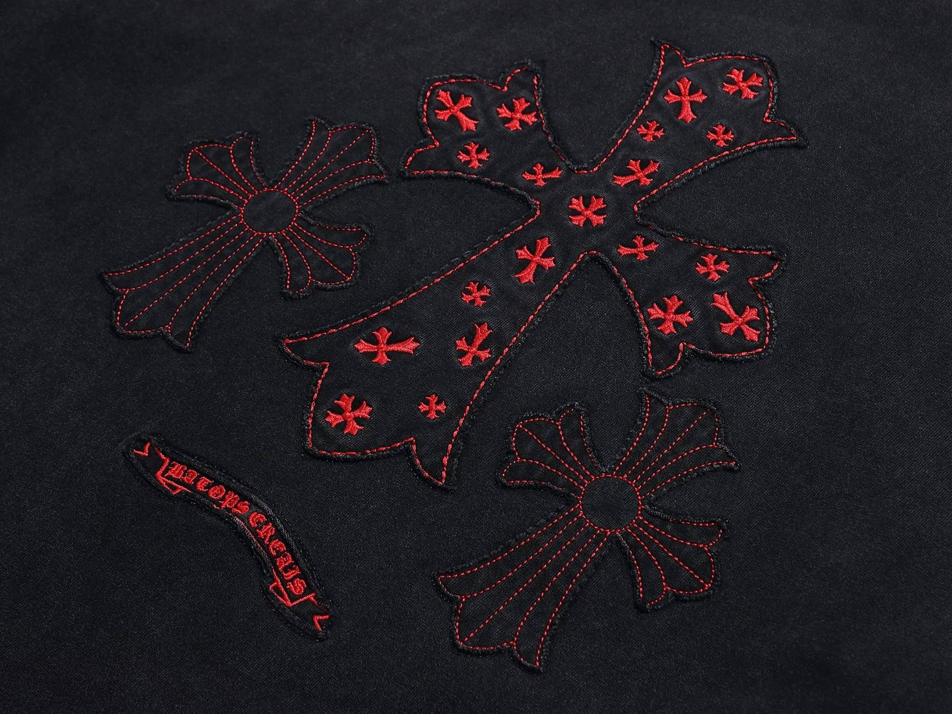 P170 280g exclusive version] Chro*e Hets Chro*e Hets 𝟐𝟎𝟐5 spring and summer washed and fried colors + hand-appliqué embroidery + three-dimensional stitching high-density embroidery round neck short sleeves. The latest 2025SS short sleeves adopt the washing and frying salt process by adding pumice to the washing water, allowing the pumice to rub against the clothes to achieve different washing effects. After washing, the cloth will appear gray and old, and sometimes slightly damaged. It is particularly textured and has a solid and delicate touch. Every inch of the fabric seems to have experienced the baptism of time. It has a classic fried salt retro distressed effect, as if you can smell the aroma of the years. The crack effect is not a flaw, but the unique mark of life of each T-shirt, showing its unique beauty. Wearing it, it seems that you can instantly travel to that retro era while standing at the forefront of the trend. For fashion trendsetters, this is not only clothing, but also a canvas for self-expression and endless possibilities. For brands, such fabrics can undoubtedly add a unique color to your product line. This old-fashioned feel is especially suitable for those friends who like retro style.  The inherited hand-made appliqué embroidery is a form of high-density embroidery, which is in the same category as the appliqué embroidery in Chinese Suzhou embroidery! The embroidery method is to cut the applique cloth according to the pattern requirements and paste it on the embroidery surface. Cotton and other materials are padded between the applique cloth and the embroidery surface to make the short-sleeved pattern bulge and have a three-dimensional effect. After the applique cloth is pasted, various stitches are used to lock the edges. The patch embroidery method is mainly based on pattern blocks, and the style is unique and elegant! After that, a high-density 10,000-needle embroidery machine is used to position, fix, and cover. The appliqué embroidery uses the same color embroidery as the short sleeves. The low-key, fashionable, and luxurious visual effect is simply perfect! ‌ Three-dimensional needle-stitching high-density embroidery, the stitching has a strong sense of line and three-dimensionality, the stitching is vivid and lively, and the coverage is also good. Three-dimensional needle-stitching embroidery technology is a brand-new embroidery technology that combines traditional embroidery technology with modern color concepts to create amazing artistic effects. This technology can instantly dye a white thread to create a natural color transition, giving your work a colorful effect. Whether it is flowers, animals or abstract patterns, three-dimensional needle embroidery technology can make them lifelike, as if giving them vitality. In this era of pursuing personalization and uniqueness, three-dimensional needle embroidery technology makes embroidery more personalized and charming, making you the center of attention whether in formal occasions or daily wear. In addition, three-dimensional needle embroidery technology is also durable and waterproof, so you don’t have to worry about it fading or being damaged. In short, it is an innovative craft that perfectly combines art and fashion, making the work more beautiful, unique and precious. If you want to make yourself more personalized and charming, try this round neck short sleeve!  The creative design of the triple process of washing and frying salt + three-dimensional stitching and high-density embroidery ➕ hand-appliquéd embroidery makes the whole piece of clothing full of exquisite craftsmanship. The clothing patterns are all hand-applied and high-density embroidery. The double embroidery is high-end and exquisite, and the patterns are fully integrated and echo each other. This short-sleeved short-sleeved shirt is low-key and carries a rock and punk style that is unique to Crowe. It is simply perfect! No matter from which angle you look at it, it shows a low-key and luxurious sense of fashion. It is an indispensable classic model that stands out among many spring and summer new models. It is outstanding, eye-catching and eye-catching! Avant-garde and retro, two styles are displayed on the same piece of clothing, colliding with unique creative sparks. It can be said to be avant-garde, full of personality, fashionable and versatile, and the same style for male and female couples! An excellent hit! Creative design, double embroidery, excellent craftsmanship, exquisite details and first-class feel! An excellent hit! It is made of 280 grams of double yarn and double ply dust-free imported pure cotton fabric. It has been washed and high-temperature shaped and pre-shrunk. The fabric is comfortable and breathable. It will not shrink after repeated washing. The fabric has a high-end and exquisite texture and a first-class feel! High-density embroidery has good firmness and is not easy to fall off! The detail processing is 100% perfect. It looks great no matter how you match it with various styles. High weight and high quality. Exclusive version. Non-market ordinary version. Enlarge real shot details. Instant sale of all versions. Compare at will. Quality is absolutely guaranteed. A must-have for fashionistas. Control it at will. Definitely one for everyone. A must-have for men and women couples! The most 🆕first release, the exclusive first release, the same style for men and women, classic, simple and versatile, and the quality is unquestionable!  Chrome Hearts is a famous Hollywood luxury brand founded by Richard Stark in 1988 with unique design style! The design style combines rock punk, street hip-hop and other low-key luxury styles. It adheres to pure handcrafting and exquisite design, so its value as a work of art has far exceeded the meaning of jewelry.  Color: Washed Black Size: S M L XL